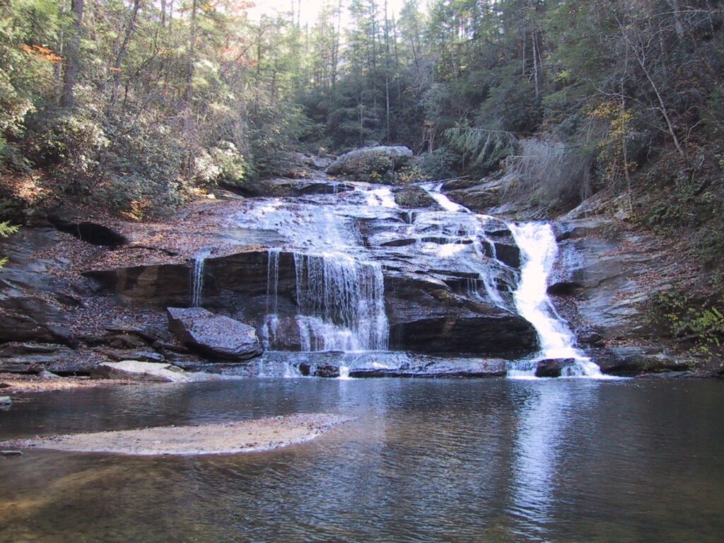 Wide_waterfall_into_shallow_pool